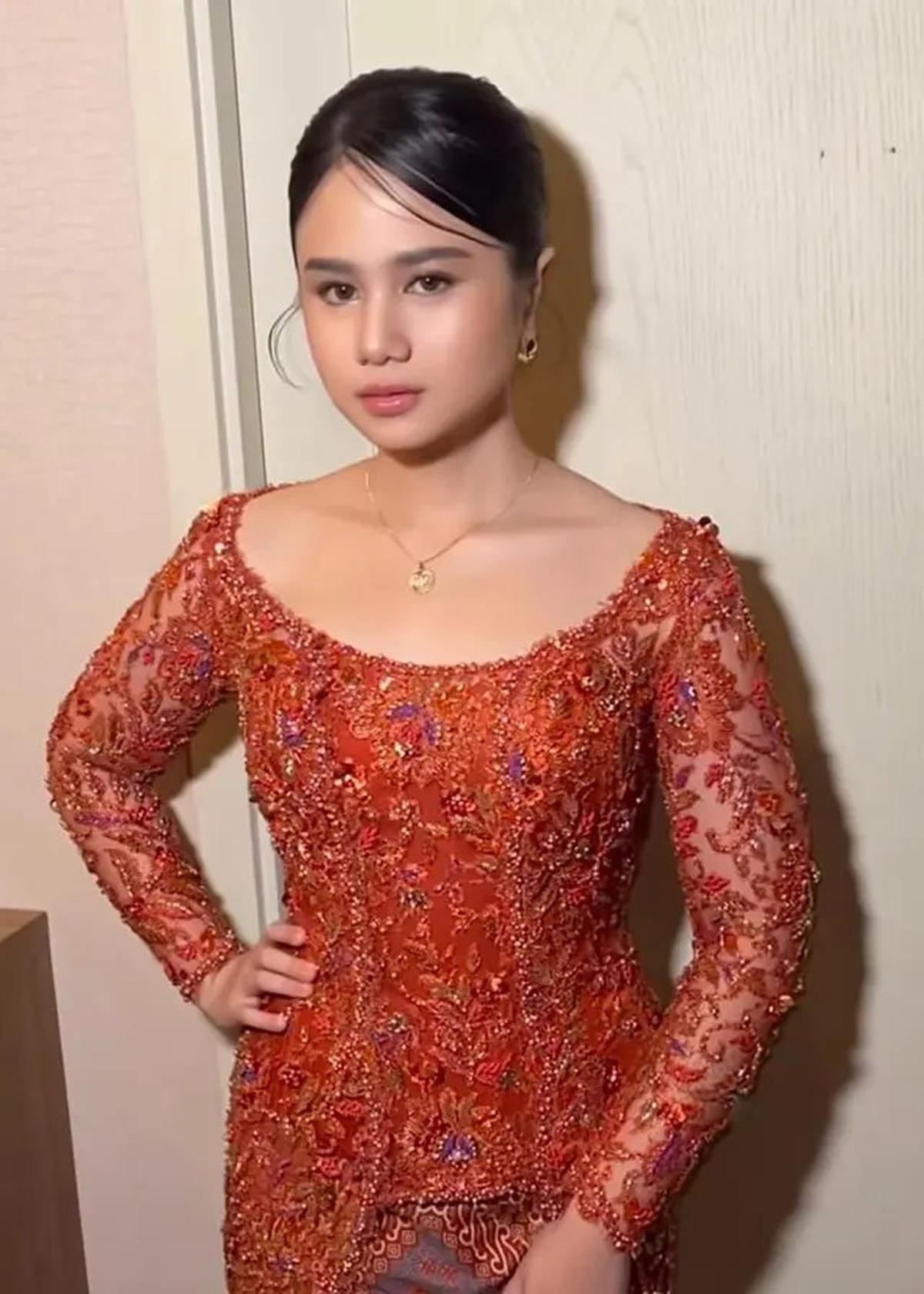 Potret Tissa Biani Tampil Anggun dalam Balutan Kebaya Merah di Anugerah Kartini Musik &amp; Film Indonesia 2025