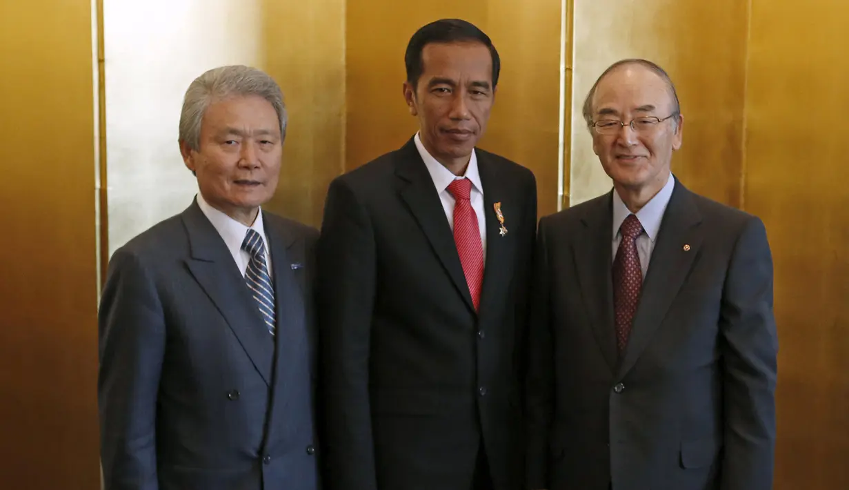 Presiden Joko Widodo (tengah) mengangkat gelasnya untuk bersulang saat menghadiri acara makan siang bersama para bisnis Jepang di Tokyo, Selasa (24/3/2015). Presiden Joko Widodo berada di Jepang untuk kunjungan empat hari. (REUTERS /Yuya Shino)