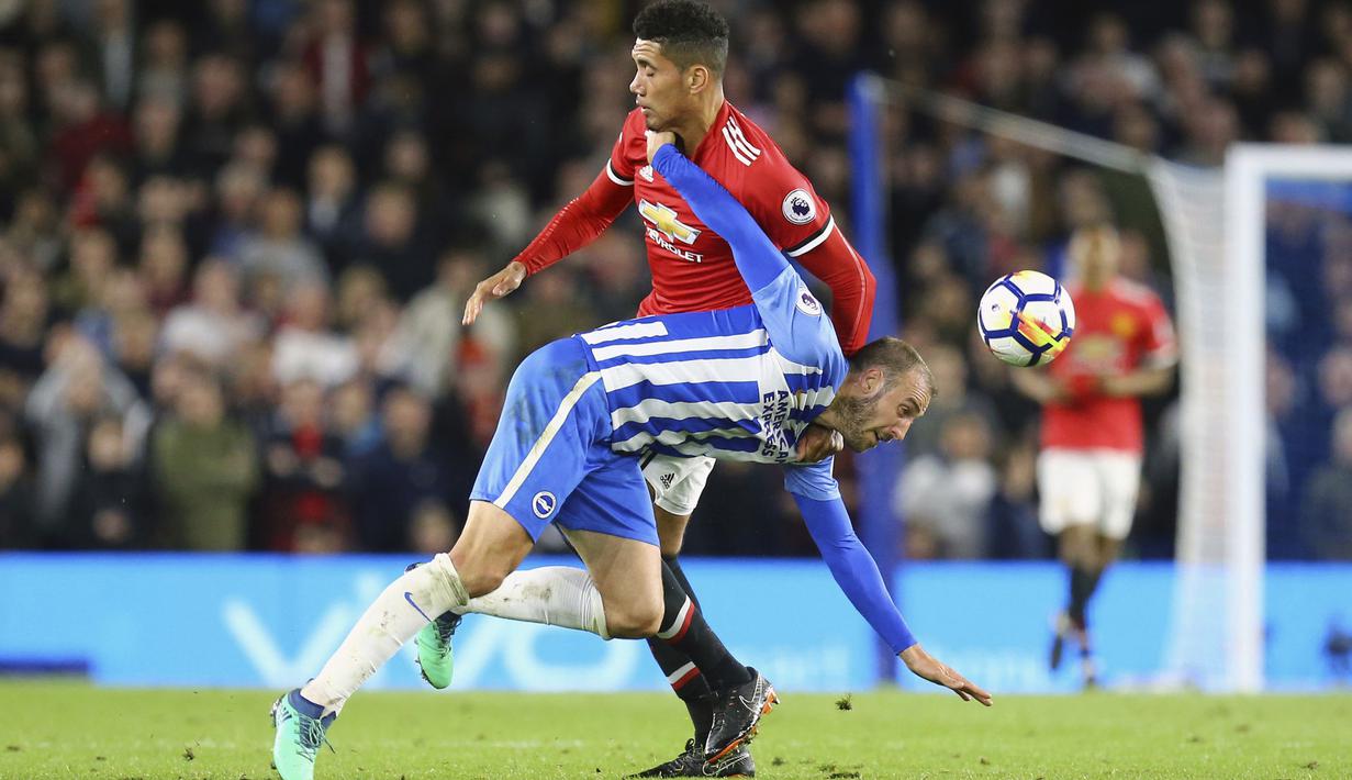 Pmeian Brighton. Glenn Murray (depan) berebut bola dengan bek Manchester United, Chris Smalling pada lanjutan Premier League di AMEX Stadium, Brighton, (4/5/2018). MU kalah 0-1 dari Brighton. (Gareth Fuller/PA via AP)
