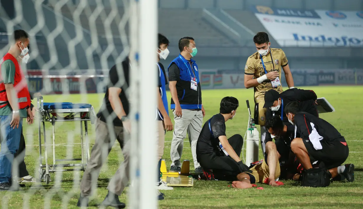 Tim medis dan dokter pun langsung menghampiri Wawan Hendrawan untuk memberikan penanganan pertama. Spiderwan terlihat mendapat bantuan oksigen untuk bernafas. (Bola.com/M Iqbal Ichsan)