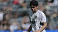 Adrian Wibowo #77 dari Los Angeles FC melewati pemain lain saat pemanasan sebelum pertandingan melawan Minnesota United FC di Stadion BMO pada 22 Februari 2025 di Los Angeles, California. (Harry How/Getty Images via AFP)