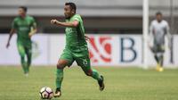 Gelandang Bhayangkara FC, Firman Utina, menggiring bola saat melawan Borneo FC pada laga Liga 1 Indonesia di Stadion Patriot, Bekasi, Rabu (20/9/2017). Bhayangkara menang 2-1 atas Borneo. (Bola.com/Vitalis Yogi Trisna)