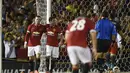 Pemain depan Manchester United, Wayne Rooney (kiri), merayakan golnya bersama Juan Mata (tengah), saat berlaga melawan LA Galaxy di Rose Bowl, Kalifornia, (23/7/2014). (REUTERS/Kelvin Kuo-USA TODAY Sports)