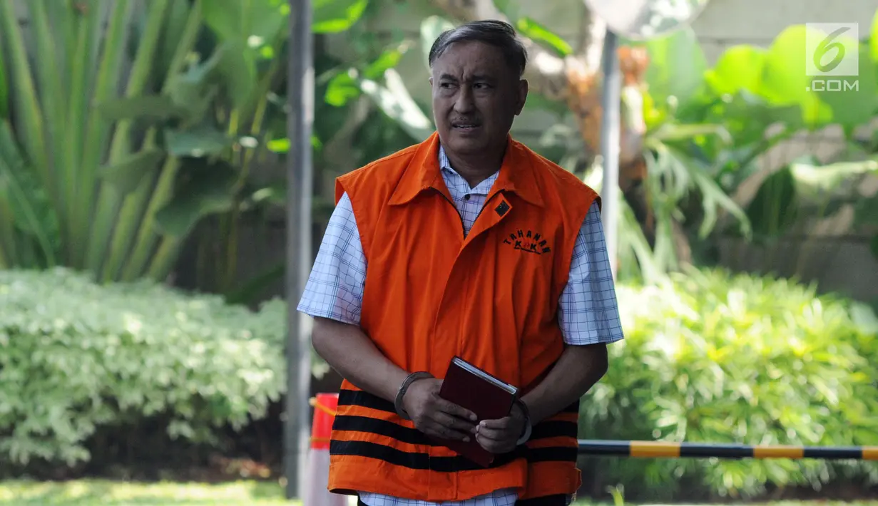 Anggota Komisi VIII DPR Fraksi Golkar nonaktif Markus Nari tiba di Gedung KPK, Jakarta, Jumat (3/5/2019). Markus Nari diperiksa untuk pelengkapan berkas terkait kasus dugaan korupsi proyek pengadaan e-KTP. (merdeka.com/Dwi Narwoko)