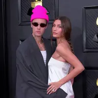 Justin Bieber memakai setelan oversized dari Balenciaga dengan beanie warna hot pink sebagai pernyataan gaya (Foto: Instagram @recordingacademy)