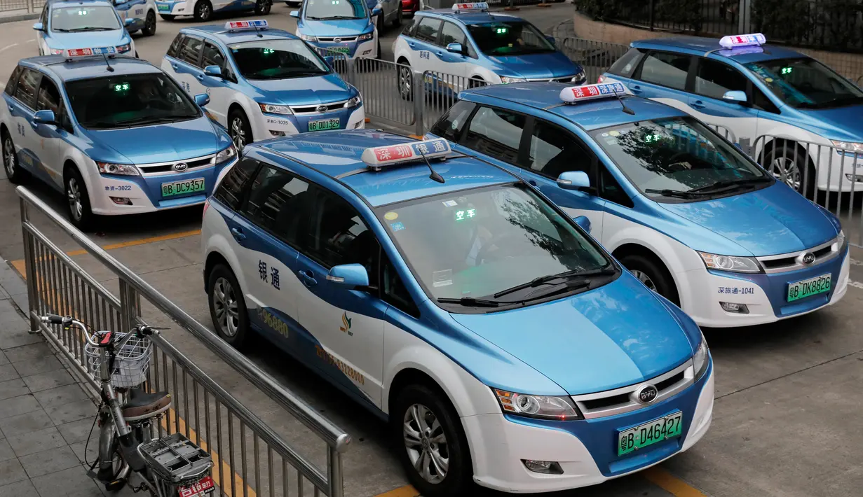 Armada taksi bertenaga listrik terlihat di kota Shenzhen, sebelah selatan China pada 7 Januari 2019. Salah satu kota besar di China itu mengumumkan awal tahun ini bahwa 99 persen dari 21.689 taksi yang beroperasi telah bertenaga listrik. (AP/Vincent Yu)