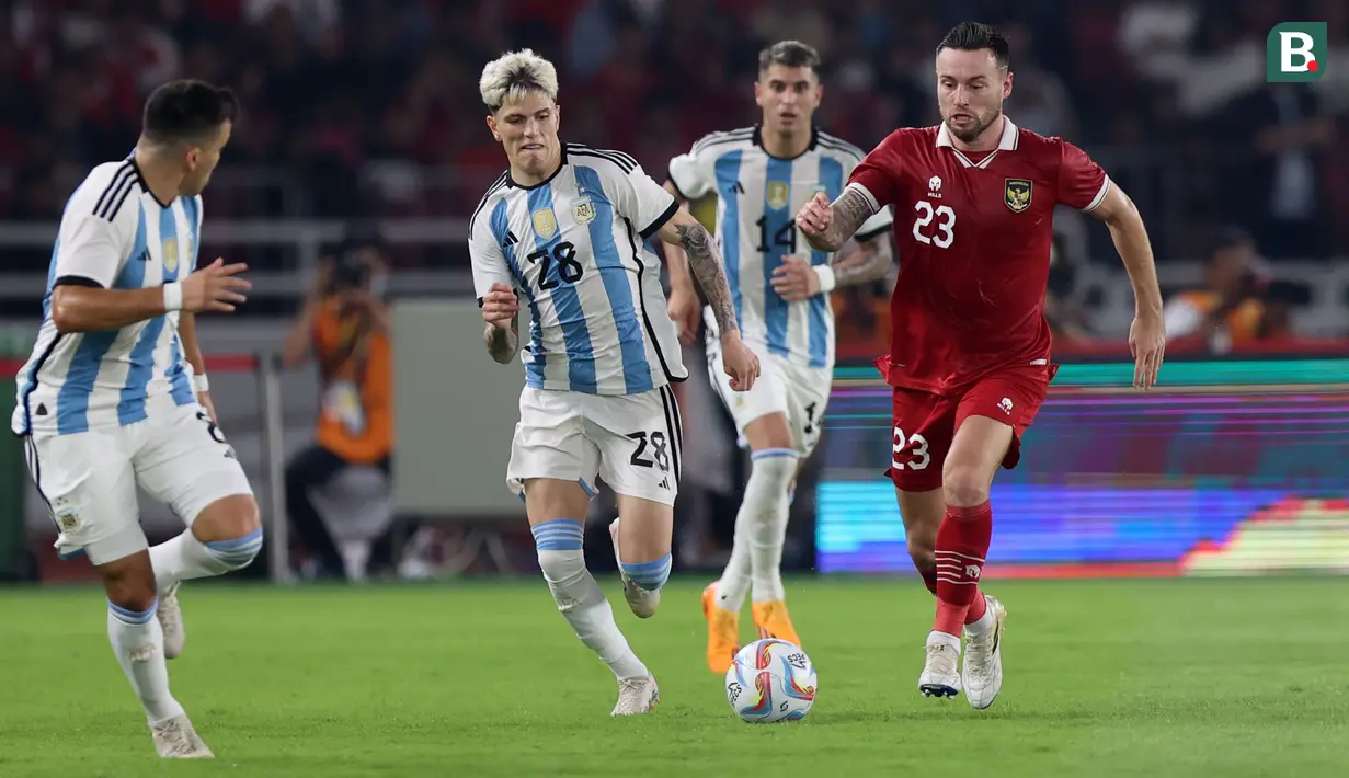<p>Pemain Argentina, Alejandro Garnacho (kiri) berebut bola dengan pemain Timnas Indonesia, Marc Klok pada laga FIFA Matchday di Stadion Utama Gelora Bung Karno (SUGBK), Senayan, Jakarta, Senin (19/06/2023). (Bola.com/Bagaskara Lazuardi)</p>