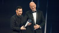 Lionel Messi bersama presiden FIFA, Gianni Infantino dalam acara malam penghargaan di Paris, Prancis, Selasa (28/2/2023) dini hari WIB. (AP/Michel Euler)