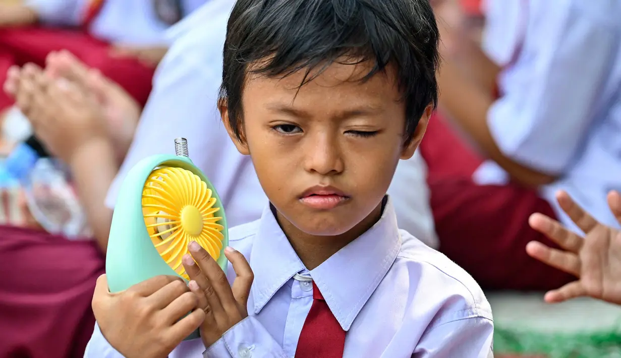 FOD Badan Meteorologi, Klimatologi dan Geofisika (BMKG) Sultan Iskandar Muda (SIM), Nabila, mengatakan suhu udara permukaan pada siang hari di wilayah Aceh diprediksi mengalami sedikit kenaikan. (CHAIDEER MAHYUDDIN/AFP)