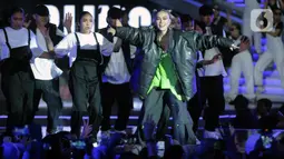 Selanjutnya Agnez Mo membawakan lagu Hide and Seek, Overdose, Diamons, dan F Yo Love Song di atas panggung megah bertingkat di area outdoor Studio 6 Emtek City. (Fimela.com/Bambang Ekoros Purnama)