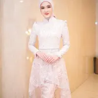 Bisa jadi inspirasi untuk kondangan hingga wisuda. Bagaimana menurutmu, Sahabat FImela? [Instagram/dimassinggih]