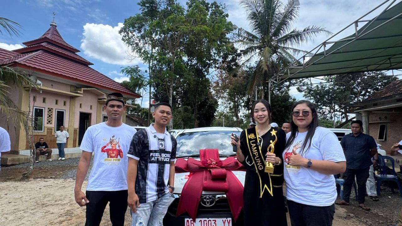 Juara Dangdut Asal Lampung Timur Dapat Hadiah Mobil dari Pengusaha Lokal