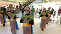 Penari sedang bersiap melakukan flashmob di Grand Indonesia, Jakarta. (Foto oleh: Immanuela Harlita Josephine)