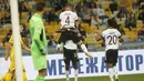 Bek Jerman, Matthias Ginter berselebrasi usai mencetak gol ke gawang Ukraina pada pertandingan  UEFA Nations League di Stadion Olimpiyskiy di Kyiv, Ukraina, Sabtu (10/10/2020). Jerman menang 2-1 atas Ukraina. (AP Photo/Efrem Lukatsky)