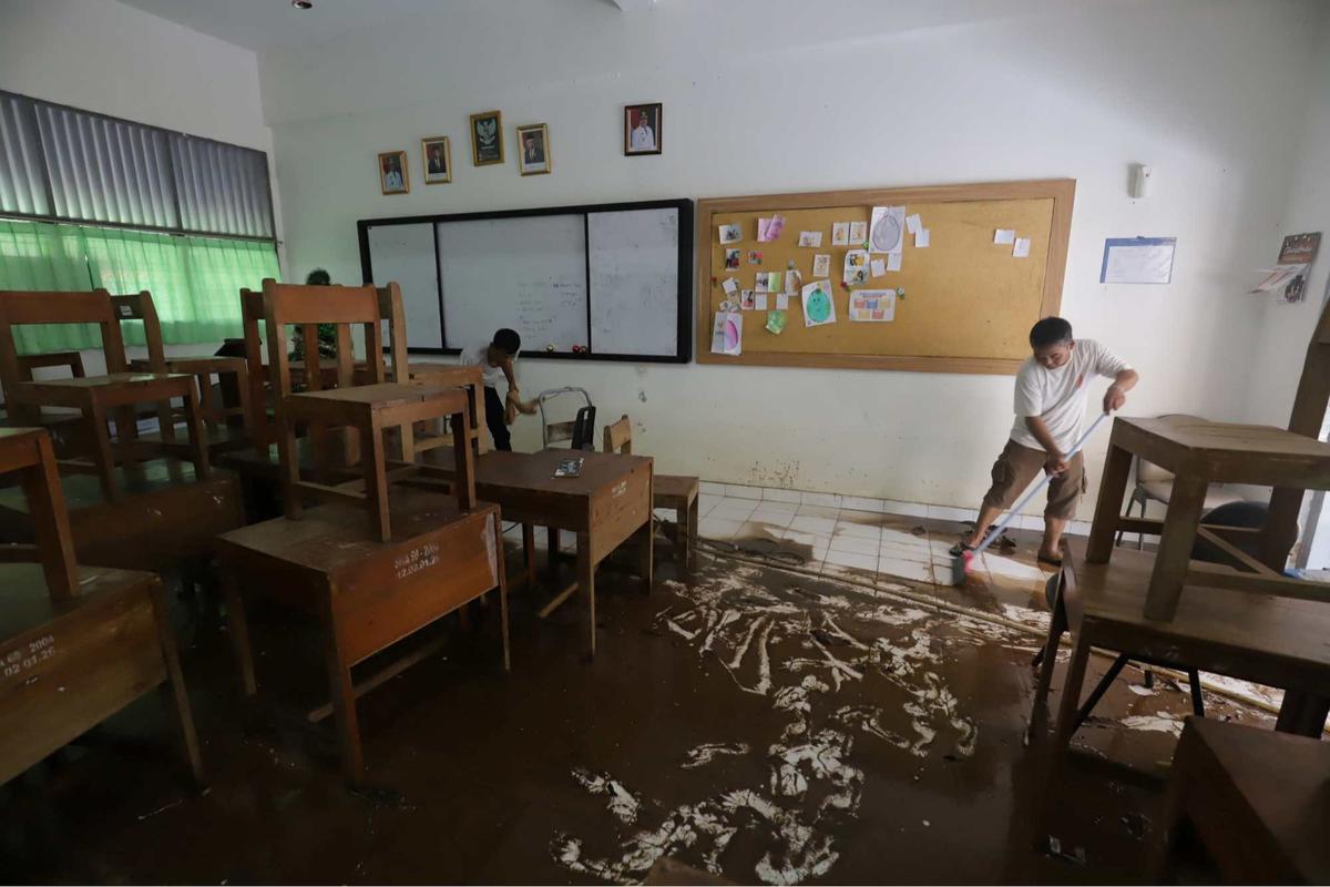 Banjir di SMAN 60 Jakarta mulai surut