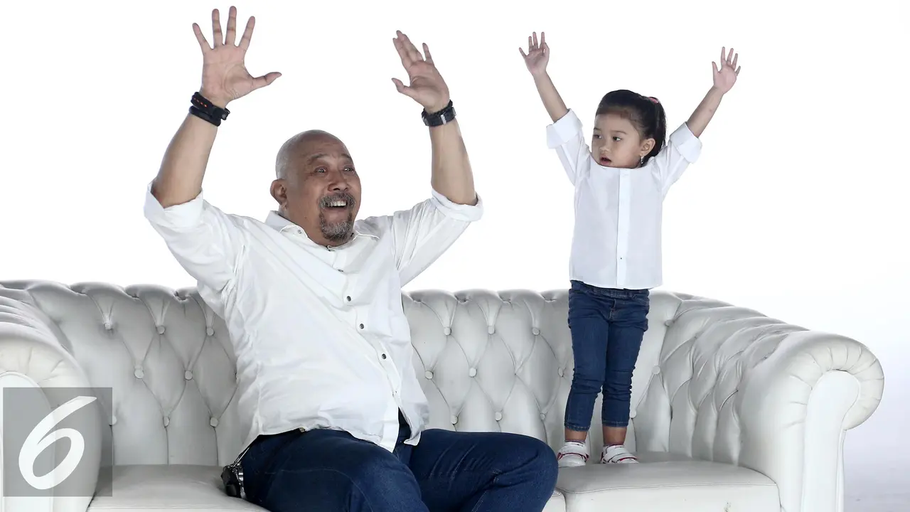 Rawat Cucu, Banyak Kakek dan Nenek Masih Gunakan Cara Lama