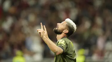 Penyerang AC Milan Olivier Giroud merayakan gol kedua untuk timnya ke gawang Bologna dalam laga giornata ke-3 Liga Italia di San Siro, Minggu dini hari WIB (28/8/2022). LAC Milan sukses mengalahkan Bologna 2-0 dengan gol-gol kemenangan skuad asuhan Stefano Pioli dibukukan Rafael Leao dan Olivier Giroud. (AP Photo/Luca Bruno)