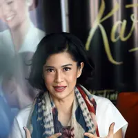 Seperti yang dilakukan Dian Sastrowardoyo yang mengunggah salah satu kutipan Kartini yang menginspirasi dirinya. Dian pun menyertakan alasan mengapa dirinya sangat menyukai kutipan tersebut. (Nurwahyunan/Bintang.com)