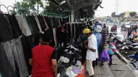 Para pedagang pakaian yang semula berada di lantai 1 dan 2 Blok III, kini menggelar lapak di sisi barat Blok III jalan raya Pasar Senen yang mengarah ke Salemba. (Liputan6.com/Faizal Fanani)