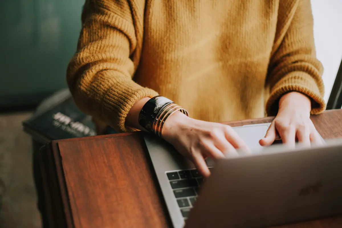 Illustrasi Kisah Perempuan Pilih Resign dari Bank dan Pilih Jadi Agen Logistik. foto: Christin/Unsplash
