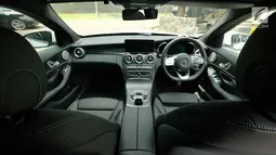 Interior depan Mercedes-Benz C300 AMG Line saat peluncuran Mercedes Benz The new C-Clas Production Roll-off di Pabrik Mercedes-Benz, Wanaherang, Bogor, Selasa (11/12). (Liputan6.com/Herman Zakharia)