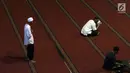 Umat muslim melaksanakan salat dan membaca Al Quran saat malam takbiran di Masjid Istiqlal, Jakarta, Selasa (4/6/2019). Umat muslim akan melaksanakan salat Idul Fitri 1440 Hijriah di Masjid Istiqlal, Jakarta. (Liputan6.com/Helmi Fithriansyah)