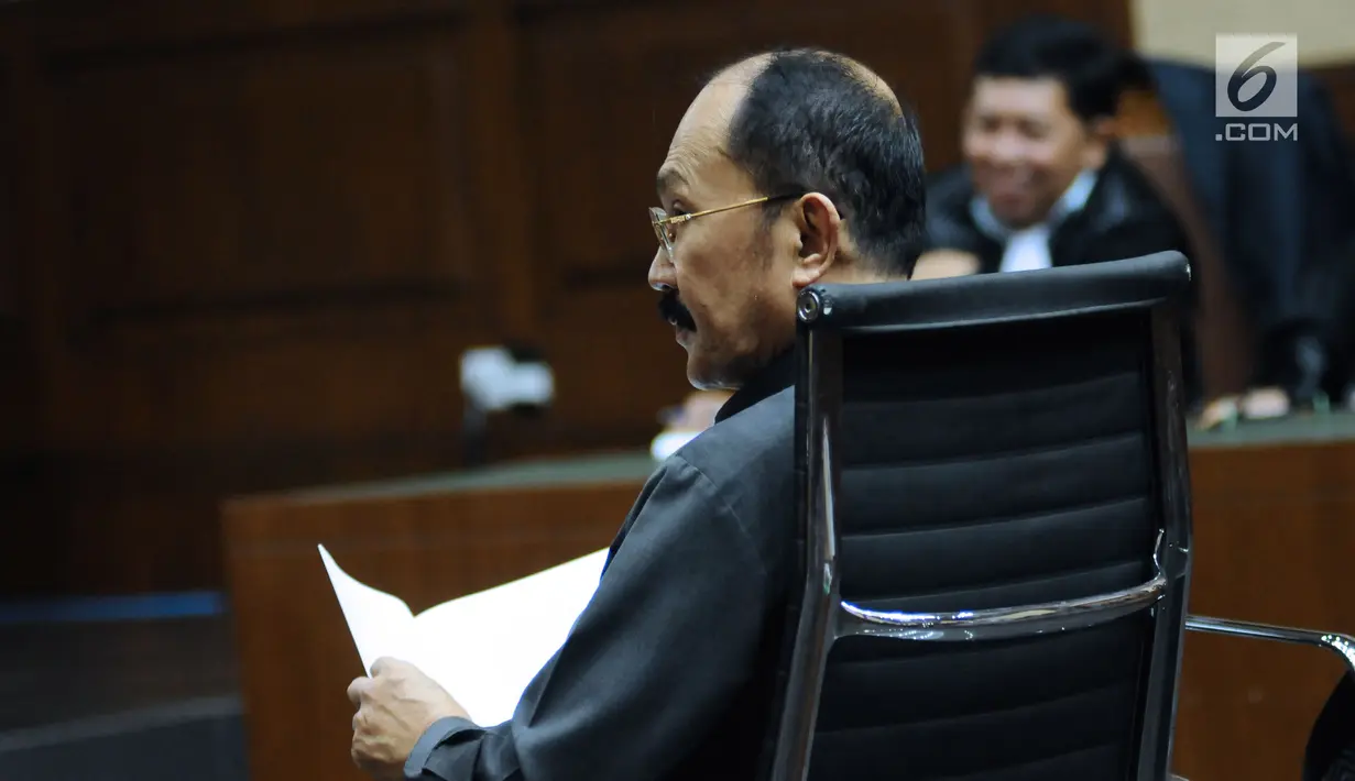Terdakwa dugaan menghalangi penyidikan KPK, Fredrich Yunadi saat mengikuti sidang lanjutan di Pengadilan Tipikor, Jakarta, Kamis (22/2). Sidang mendengar jawaban jaksa atas eksepsi terdakwa. (Liputan6.com/Helmi Fithriansyah)