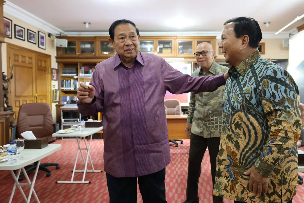 Menteri Pertahanan Republik Indonesia yang juga merupakan presiden terpilih 2024-2029, Prabowo Subianto mengunjungi kediaman Presiden ke-6 RI, Susilo Bambang Yudhoyono (SBY) di Cikeas, Bogor, Jawa Barat, Jumat (12/4/2024).