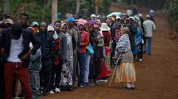 Antrean warga Kenya untuk menggunakan hak pilih mereka di Gatundu, sebelah utara Nairobi, Selasa (8/8). Negara berpenduduk 50 juta jiwa itu akan memilih presiden baru antara Uhuru Kenyatta dan pesaingnya, Raila Odinga. (AP Photo/ Ben Curtis)