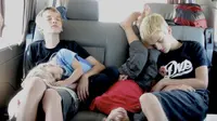 Tidur di mobil dengan posisi yang rusuh. (Via: imgkid.com)