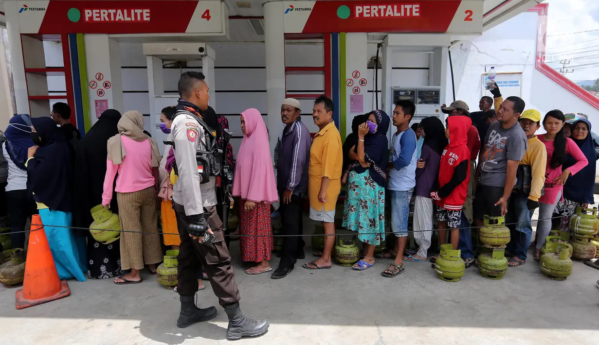 Warga antre membeli elpiji 3 kg saat operasi pasar di SPBU Ki Hajar Dewantara di Palu, Sulawesi Tengah, Senin (8/10). Sebanyak 560 tabung gas elpiji 3 kg subsidi dijual dengan harga Rp 16.000 per tabung. (Liputan6.com/Fery Pradolo)