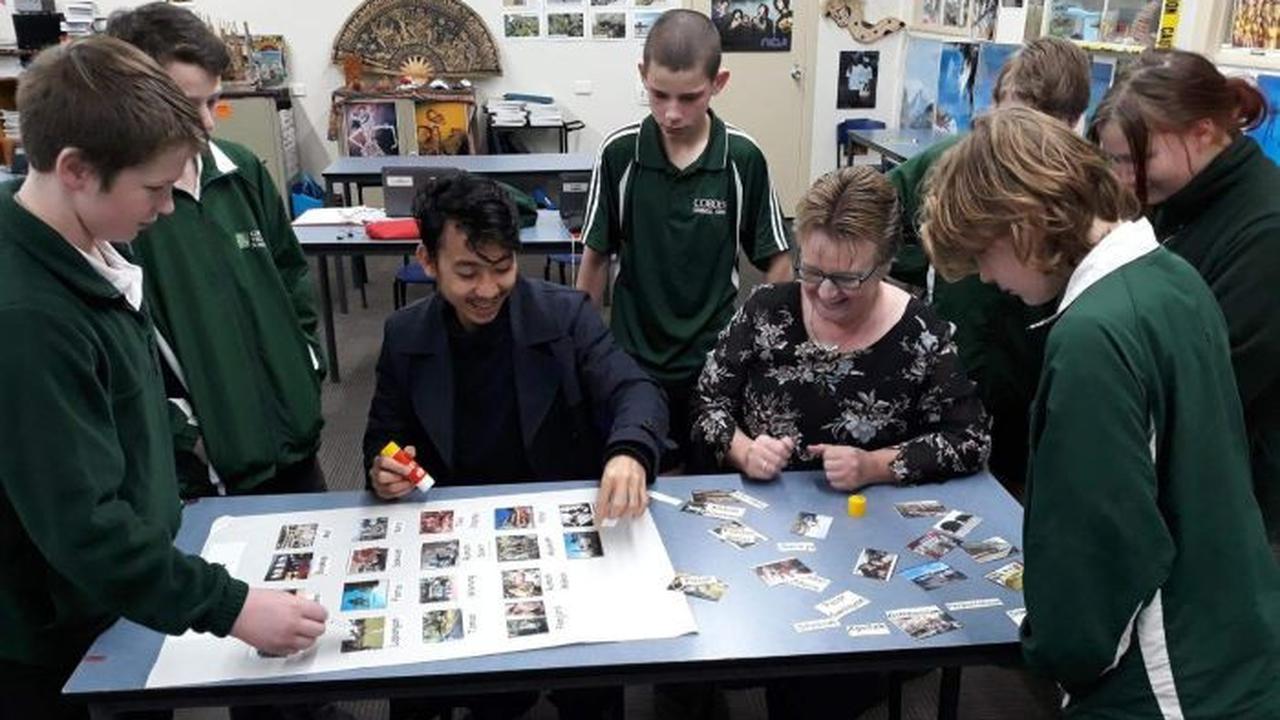 Irvhan Nurdian dan guru bernama Liz dari Cobden Technical School sedang berinteraksi dengan murid-murid dalam pelajaran bahasa Indonesia.