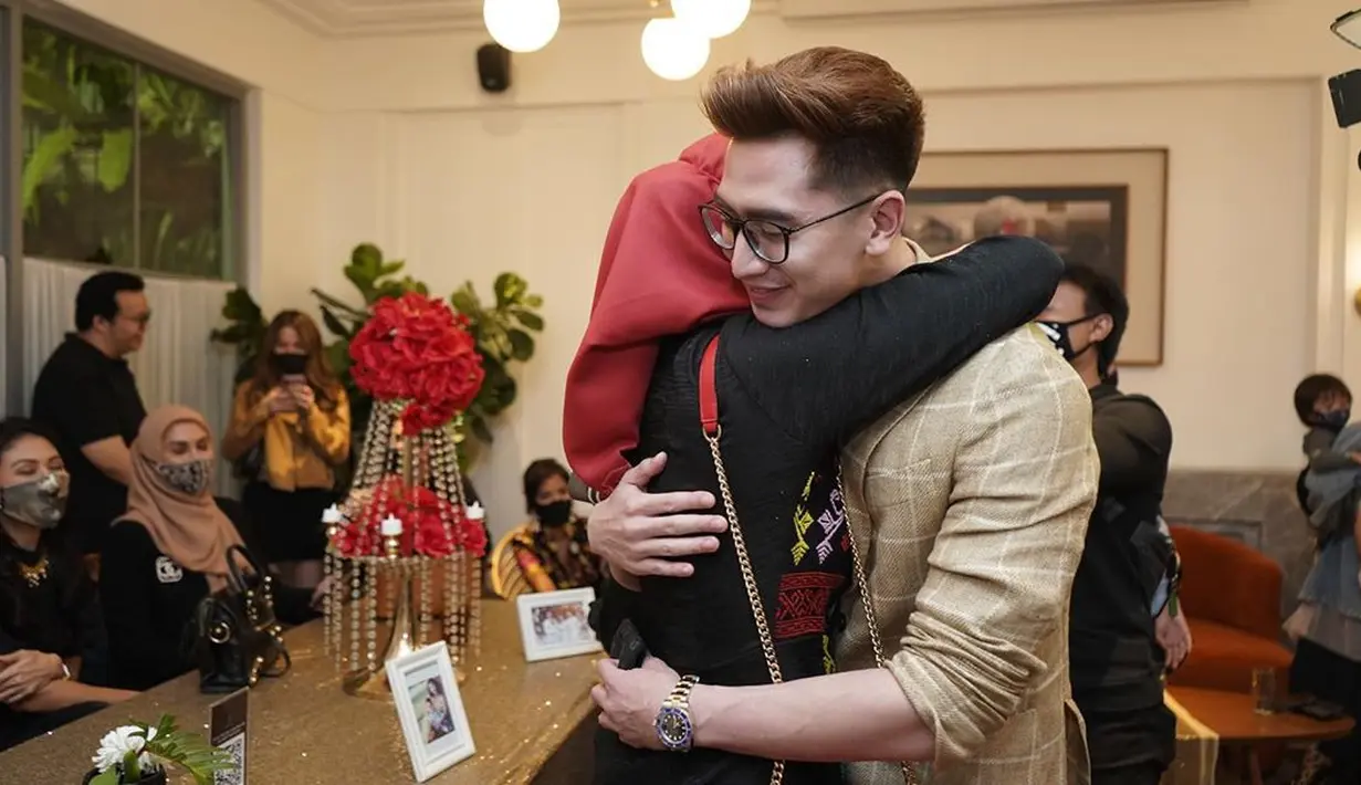 Di akhir tulisannya, Verrell mengatakan dirinya bersyukur memiliki ibu seperti Venna Melinda. Ia tidak pernah menyesali apapun dan selalu mencintai sang ibu sampai kapan pun. (Instagram/bramastavrl)