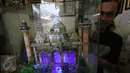 Seorang perajin, Albani, menunjukkan mahar pernikahan berbentuk miniatur masjid, di dusun Jotowang, Yogyakarta, Rabu (15/6). Pada Ramadan, pemesanan miniatur masjid berbahan dasar uang pecahan rupiah itu mengalami peningkatan. (Liputan6.com/Boy Harjanto)