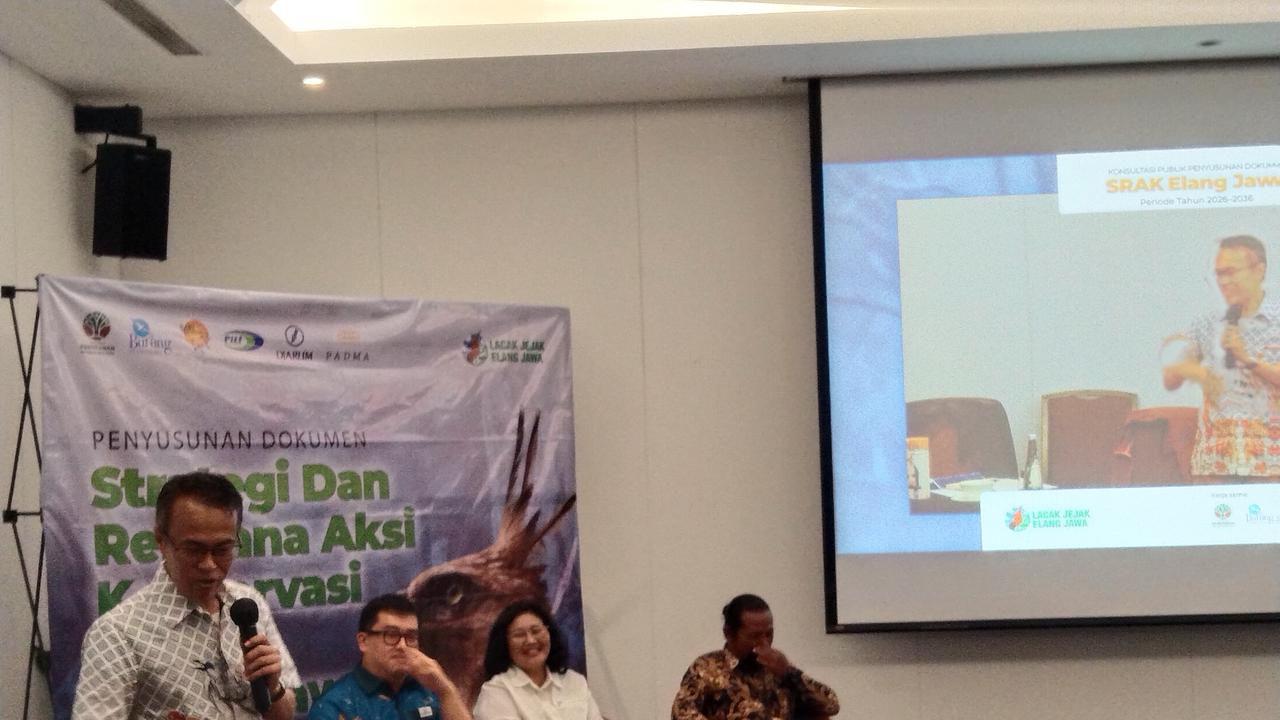 Zaini Rakhman selaku peneliti burung Elang Jawa sekaligus Ketua Raptor Indonesia (RAIN), Jumat (21/8). (merdeka.com/Foto Kadafi)