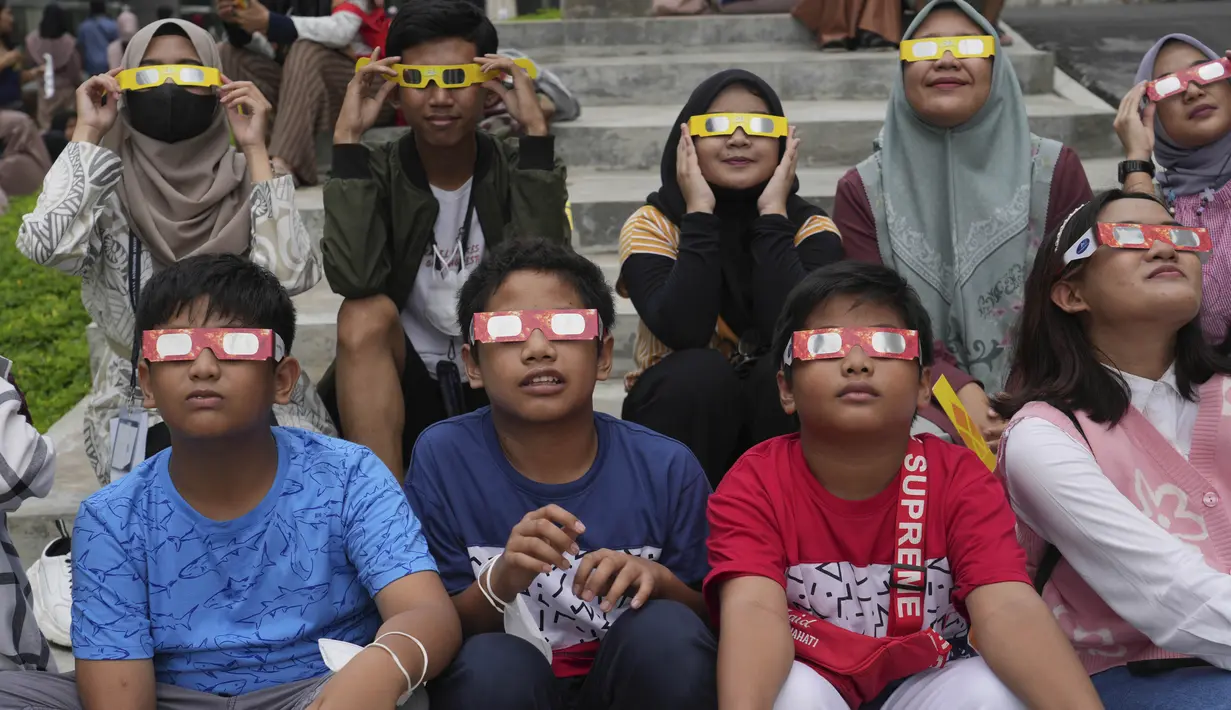 Menariknya, gerhana matahari hibrida kali ini terjadi bertepatan dengan jelang Sidang Isbat Idul Fitri 1444 H. (AP Photo/Tatan Syuflana)