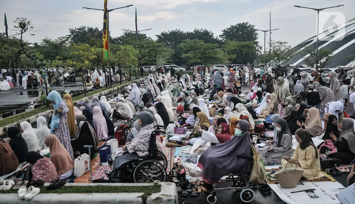 Meski diguyur hujan, jemaah Muhammadiyah tetap khusyuk menunaikan Sholat Idul Fitri serta digelar dalam dua gelombang. (merdeka.com/Iqbal S Nugroho)