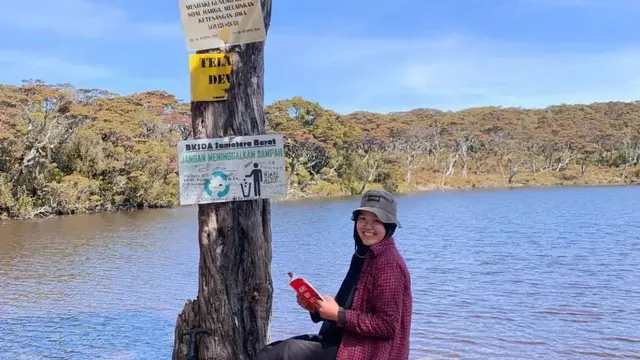 Seorang pendaki berada di Telaga Dewi di kawasan Gunung Singgalang