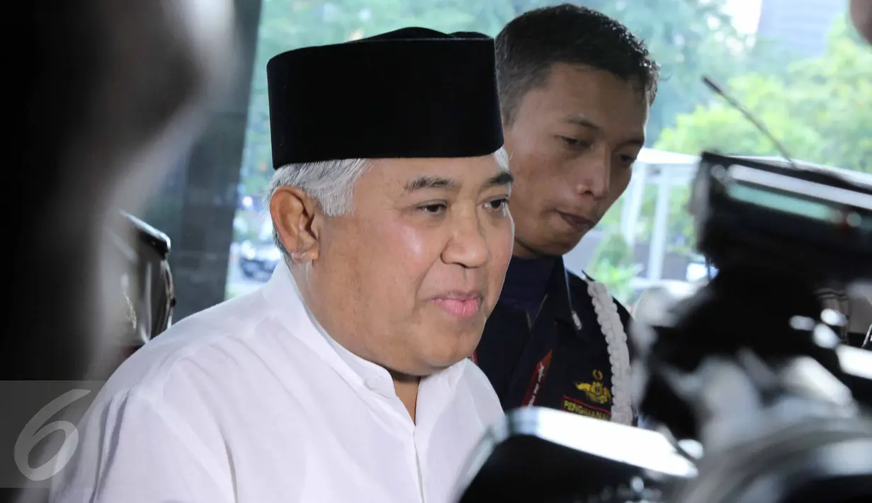 Ketua Pengurus Pusat Muhammadiyah Din Syamsuddin ketika mendatangi Gedung KPK, Jakarta, Kamis (25/6/2015). Kedatangannya untuk menolak rencana DPR melakukan revisi Undang-Undang Nomor 30 Tahun 2002 tentang KPK. (Liputan6.com/Helmi Afandi)