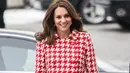 Tambahkan coat dengan pattern gingham juga akan jadikan tampilan ekstra glamor. OOTD Kate Middleton yang satu ini sangat sempurna digunakan di musim hujan. (Instagram/ Kate Middleton Style)