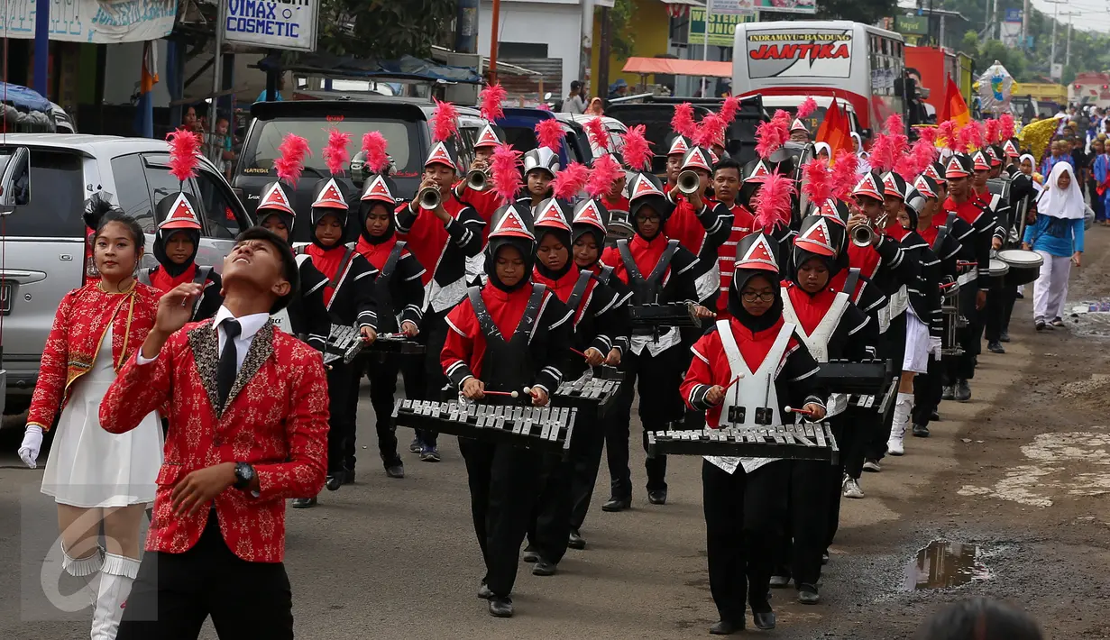 Peserta Drumband mengikuti Kirab Kebangsaan 'Bersatu Kita Teguh' yang digelar di Desa Rancasari, Subang, Jawa Barat, Sabtu (4/3). Kirab Kebangsaan yang diikuti oleh ribuan pemuda ini di gagas Ketua DPP TMP Maruarar Sirait. (Liputan6.com/Johan Tallo)