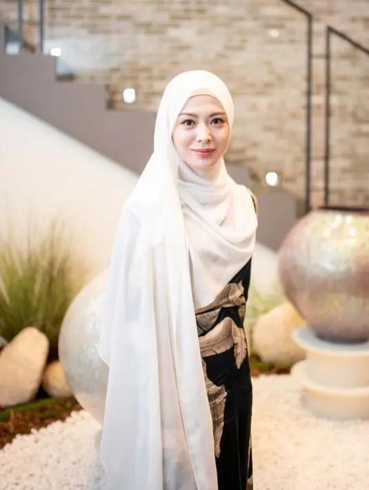 Ayana tampil anggun dengan hijab berwarna putih dengan bagian samping menjuntai. Namun, warna hijab ini kerap dihindari oleh para hijabers karena terkadang membuat wajah terlihat kusam. (Instagram/@xolovelyayana)