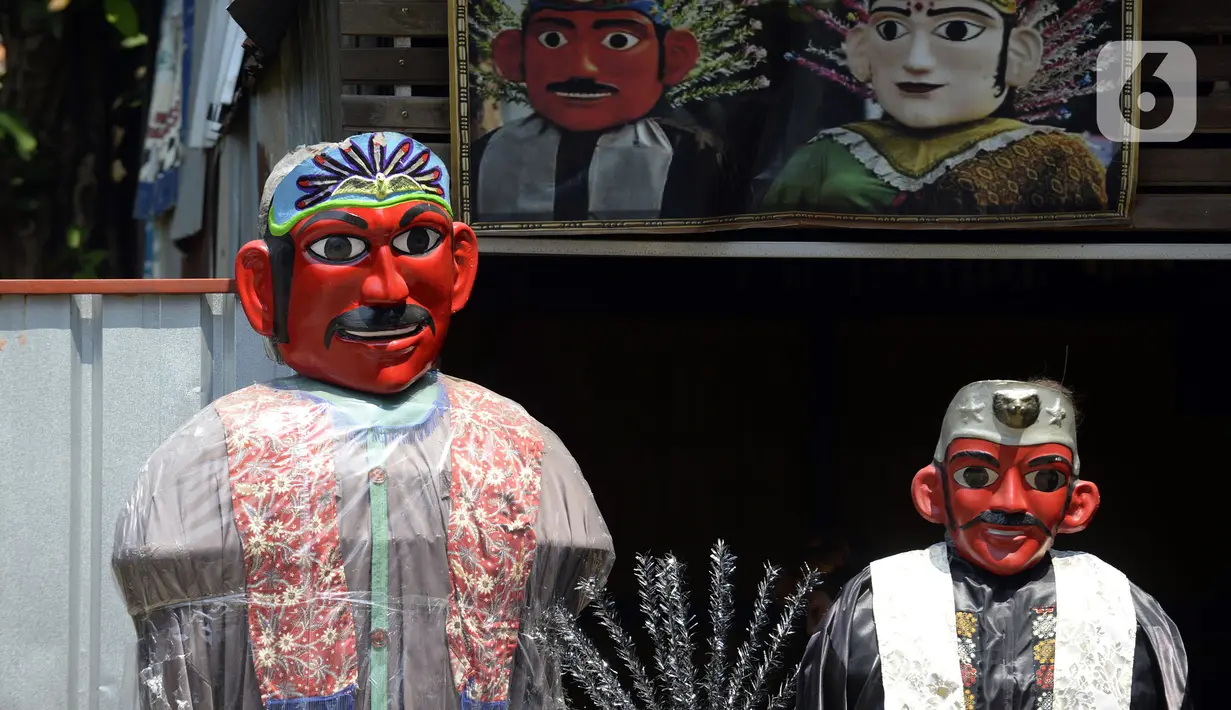 Sejumlah ondel-ondel dipajang di Kawasan Perkampungan Budaya Betawi, Setu Babakan, Jagakarsa, Jakarta Selatan, Selasa (28/7/2020). Ondel-ondel tersebut dijual mulai dari Rp 35 ribu hingga Rp hingga 8 juta. (merdeka.com/Dwi Narwoko)FOTO: Pandemi, Perajin Ondel-Ondel Setu Babakan Sepi Pesanan