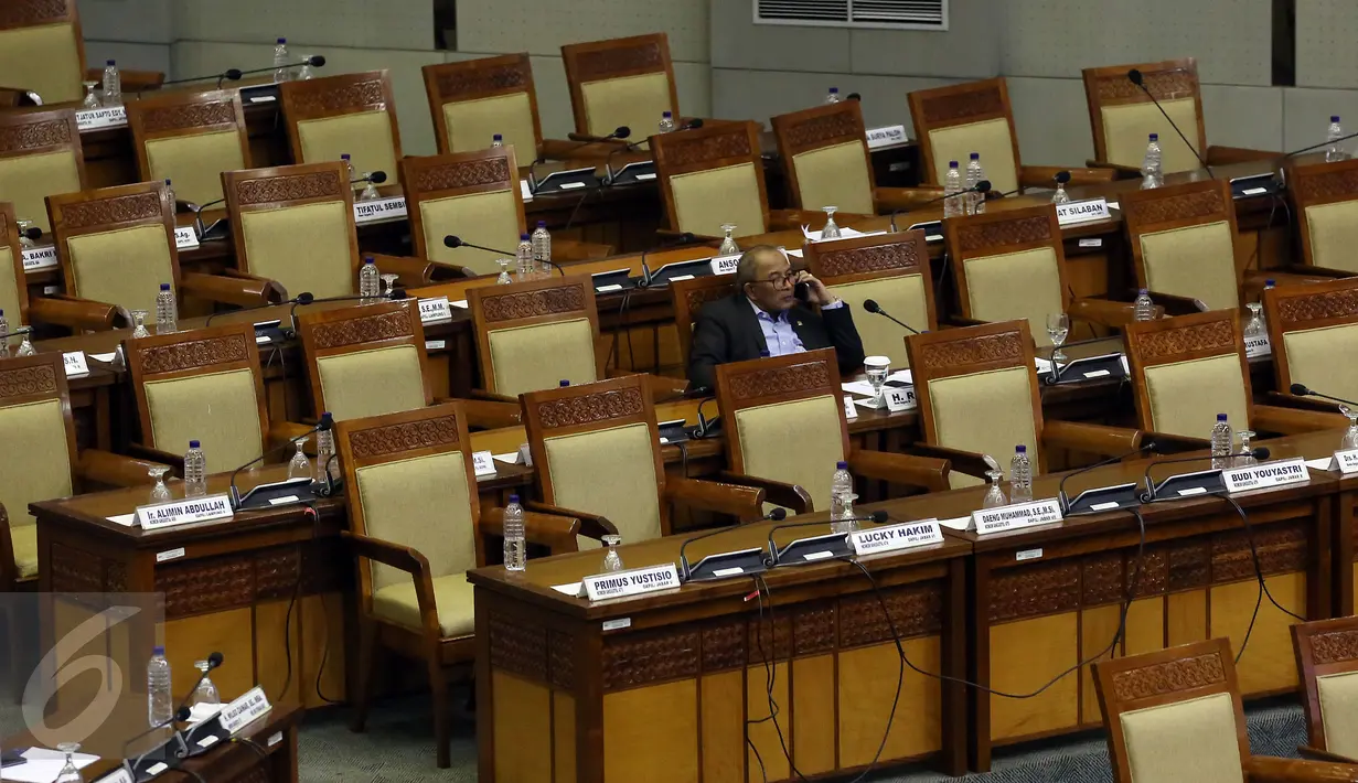 Seorang anggota DPR hadiri Rapat Paripurna DPR RI di Kompleks Parlemen Senayan,Jakarta,Kamis (23/2). Rapat yang salah satunya membahas pengajuan hak angket penonaktifan Ahok dari jabatan Gubernur DKI Jakarta berlangsung sepi. (Liputan6.com/Johan Tallo)
