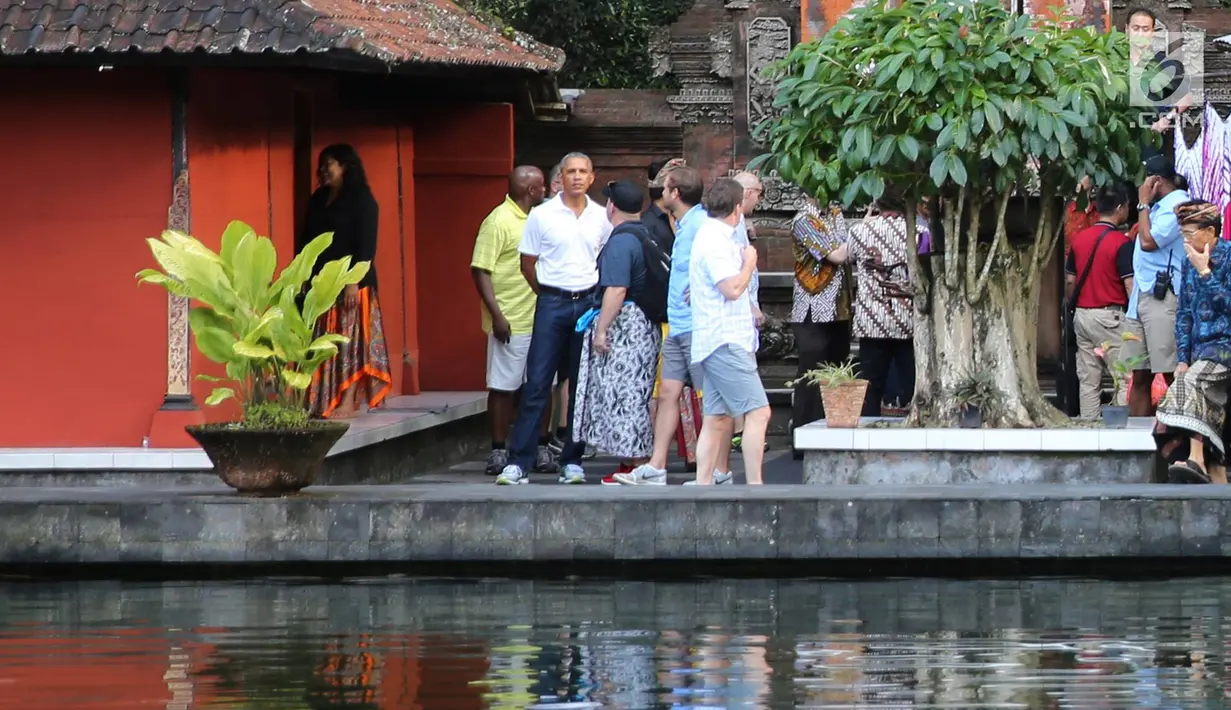 Mantan Presiden Amerika Serikat Barack Obama bersama keluarga dan rombongannya mengunjungi Pura Tirta Empul, Tampaksiring, Gianyar, Bali, Selasa (27/6). (Liputan6.com/Immanuel Antonius)