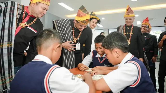 Gaya Serasi Bobby Nasution dan Kahiyang Ayu Resmikan Gedung Perpustakan, Padukan Busana Ngantor Hitam Putih dengan Ulos