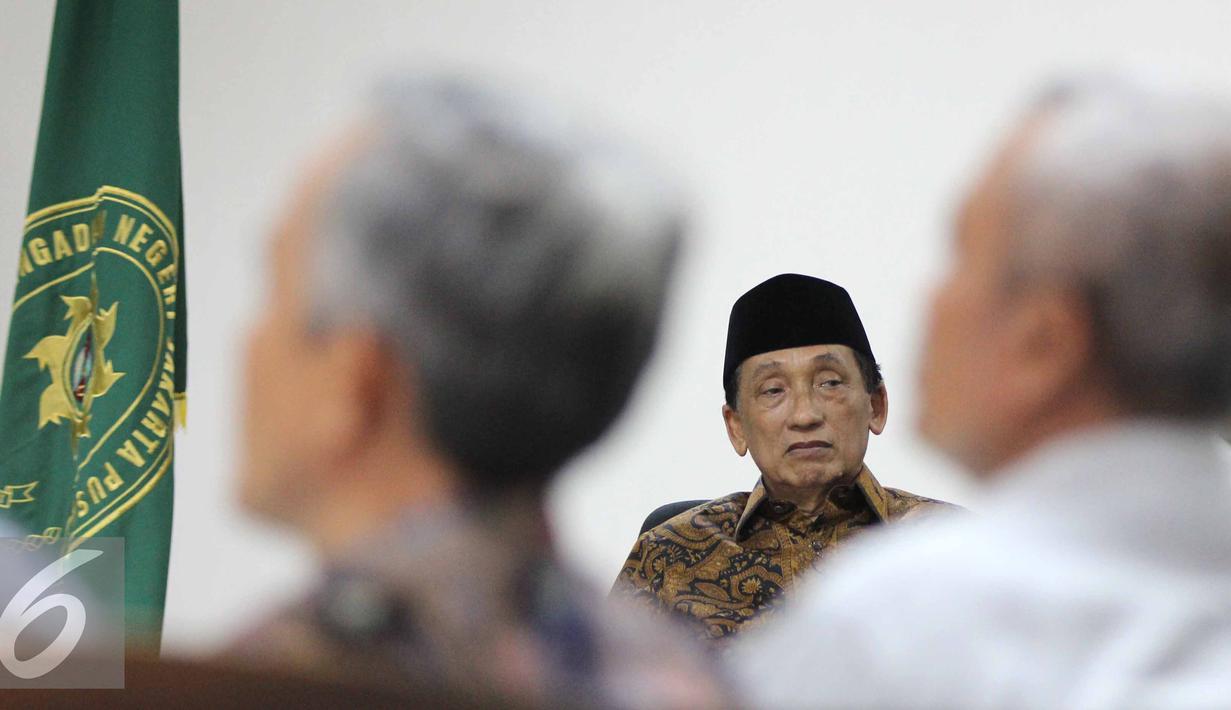 Fuad Amin mendengarkan keterangan saksi saat mengikuti sidang lanjutan di Pengadilan Tipikor, Jakarta, Senin (10/8/2015). Agenda sidang mendengarkan keterangan 16 saksi dari SKPD Bangkalan dan pihak bank. (Liputan6.com/Helmi Afandi)