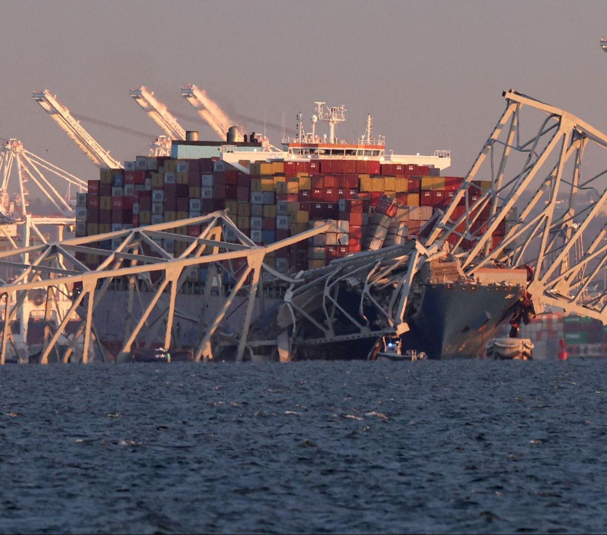 Dari yang terlihat di lokasi kejadian, tampak sisa-sisa rangka baja yang bergerigi penyok dan menonjol keluar dari air setelah runtuh tertabrak kapal tersebut.&nbsp;Foto: AFP<br>