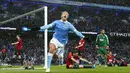 8. Pemain Manchester City, Samir Nasri, merayakan gol yang dicetaknya ke gawang WBA pada laga Liga Premier Inggris di Stadion Etihad, Manchester, Sabtu (9/4/2016). Man City menang 4-1 atas WBA. (AFP/Lindsey Parnaby)