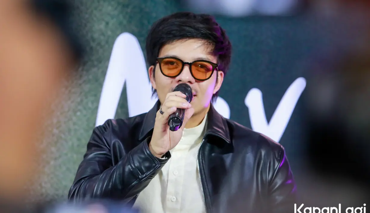 "Azura artinya langit biru, inginnya dia jadi penyejuk kami semua. Menjadi warna sendiri di warna kami," ungkap Atta Halilintar saat ditemui di Ahha Base Camp, Jakarta Selatan, (14/11) Selasa malam. [Foto: KapanLagi.com/Muhammad Akrom Sukarya]